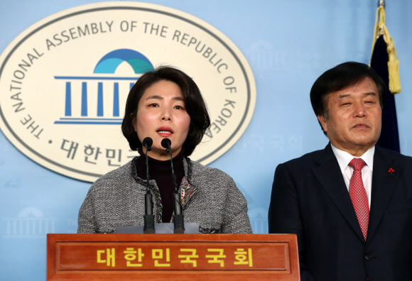 자유한국당 전희경 의원이 17일 오전 국회 정론관에서 열린 총선기획단 회의 결과 브리핑에서 발언하고 있다. 2019.12.17 연합뉴스