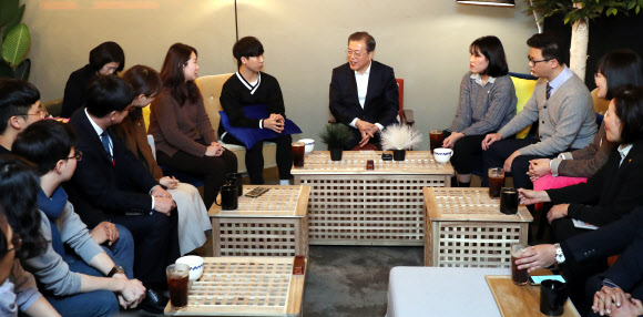 문 대통령, 직장인 애로사항 청취