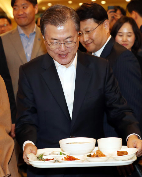문 대통령, 구로 구내식당 방문