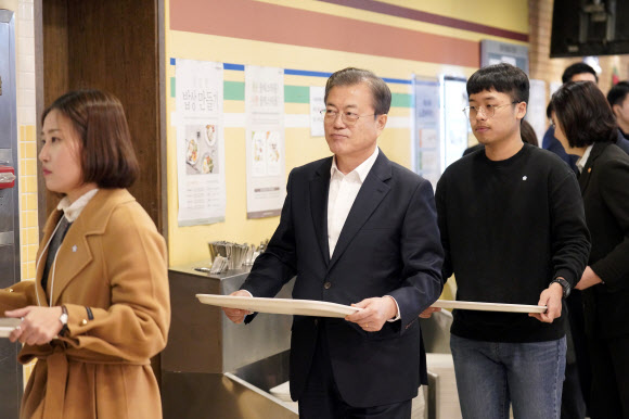 구내식당 찾은 문 대통령
