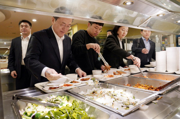 구내식당 찾은 문 대통령