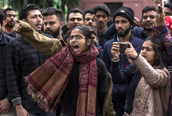16일(현지시간) 인도 뉴델리에서 이슬람교도 이민자를 사실상 불법화하는 시민권법 개정안에 반대하는 시위가 열려 학생들이 정부 정책을 비난하는 구호를 외치고 있다. 뉴델리 신화 연합뉴스