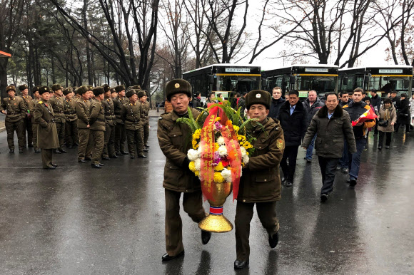 북한 군인들이 17일(현지시간) 김정일 국방위원장의 사망 8주기를 맞아 평양 만수대언덕 김일성과 김정일 동상에 헌화하고 있다. 타스 연합뉴스