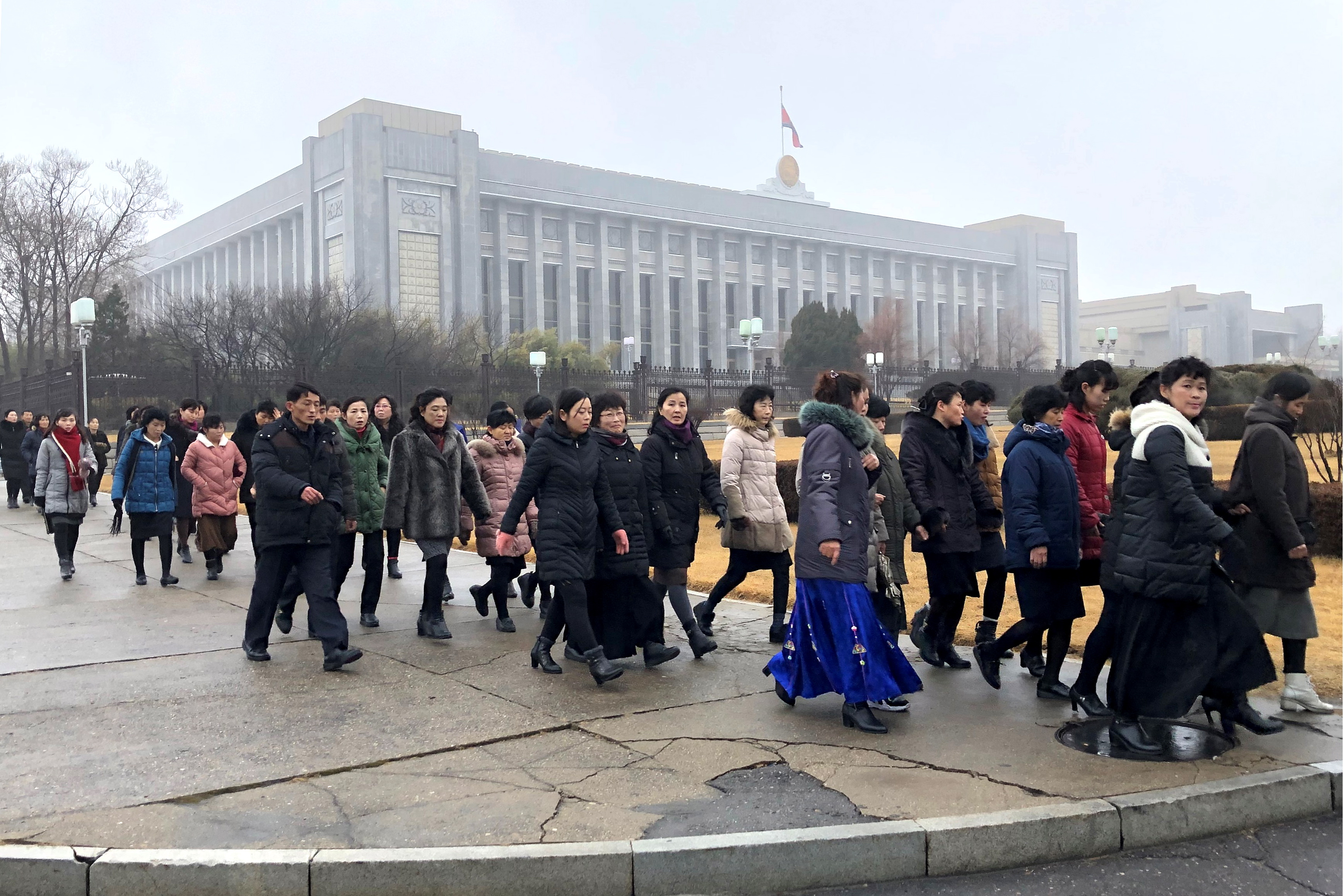 북한 주민들이 17일(현지시간) 김정일 국방위원장의 사망 8주기를 맞아 평양 만수대언덕 김일성과 김정일 동상으로 향하고 있다. 타스 연합뉴스