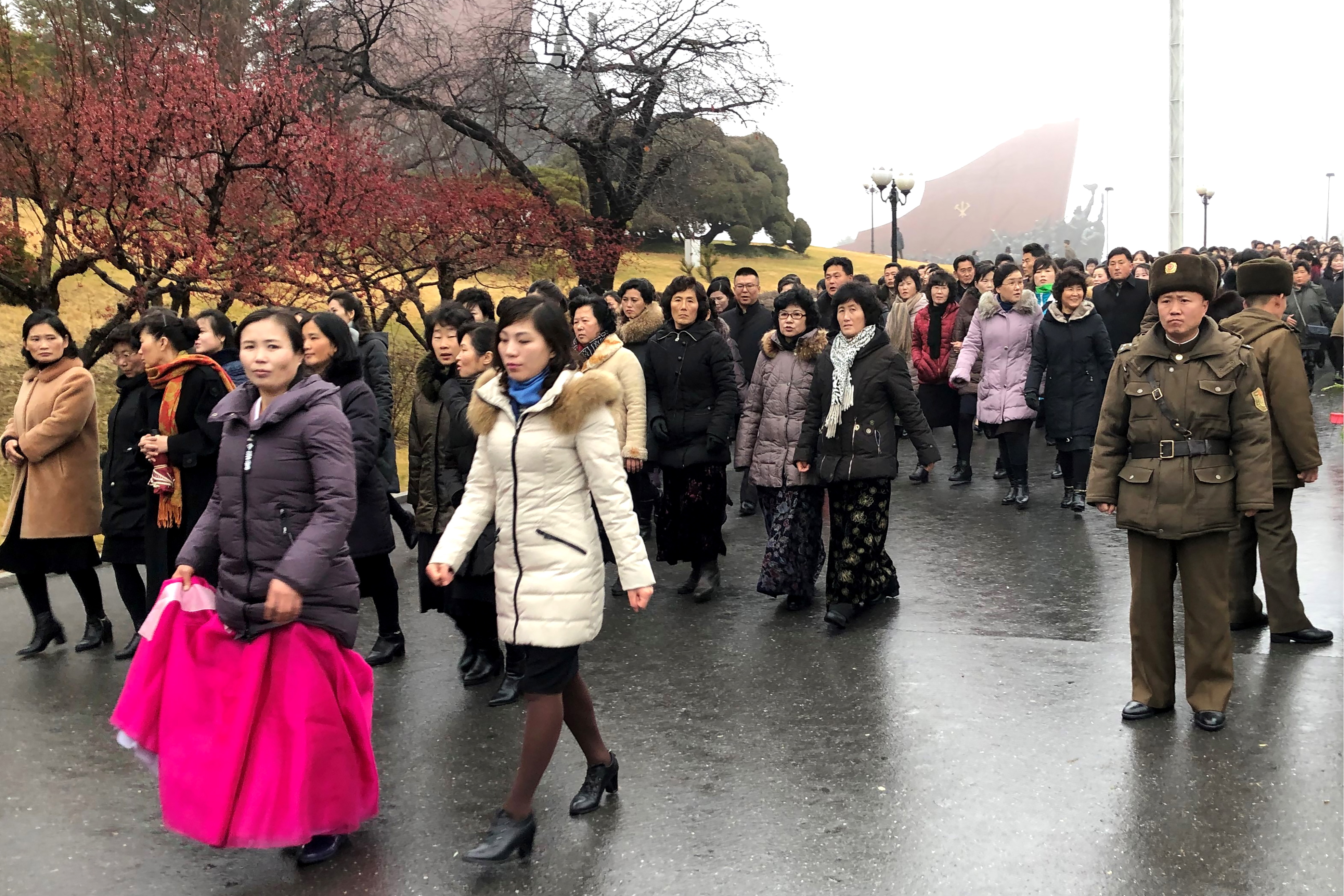 북한 주민들이 17일(현지시간) 김정일 국방위원장의 사망 8주기를 맞아 평양 만수대언덕 김일성과 김정일 동상으로 향하고 있다. 타스 연합뉴스
