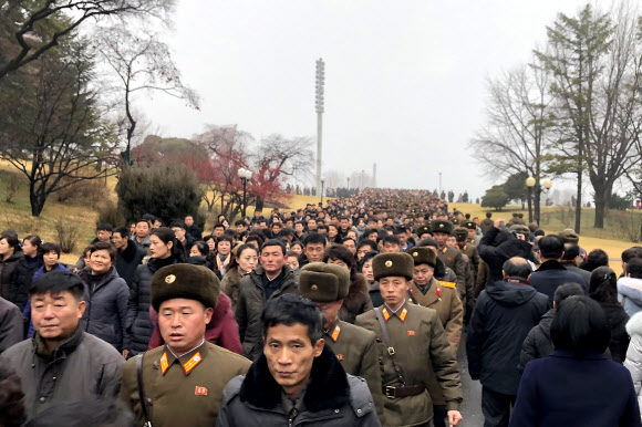 북한 주민들이 17일(현지시간) 김정일 국방위원장의 사망 8주기를 맞아 평양 만수대언덕 김일성과 김정일 동상으로 향하고 있다. 타스 연합뉴스