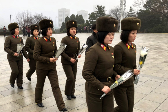 북한 여군들이 17일(현지시간) 김정일 국방위원장의 사망 8주기를 맞아 평양 만수대언덕 김일성과 김정일 동상에 헌화하고 있다. 타스 연합뉴스