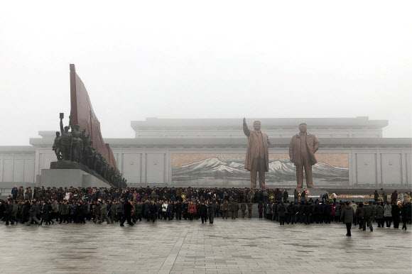 북한 주민들이 17일(현지시간) 김정일 국방위원장의 사망 8주기를 맞아 평양 만수대언덕 김일성과 김정일 동상에 모여 있다. 타스 연합뉴스
