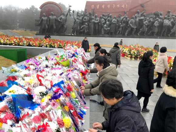 북한 주민들이 17일(현지시간) 김정일 국방위원장의 사망 8주기를 맞아 평양 만수대언덕 김일성과 김정일 동상에 헌화하고 있다. 타스 연합뉴스