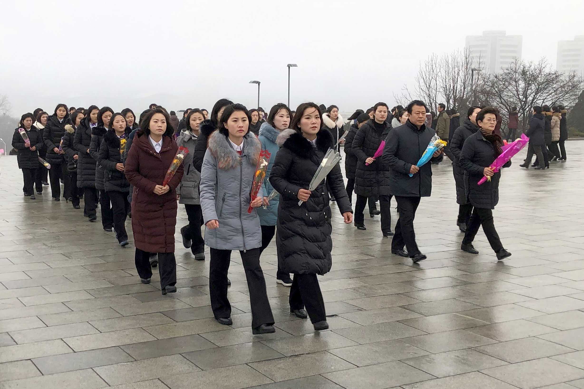 북한 주민들이 17일(현지시간) 김정일 국방위원장의 사망 8주기를 맞아 평양 만수대언덕 김일성과 김정일 동상에 헌화하고 있다. 타스 연합뉴스