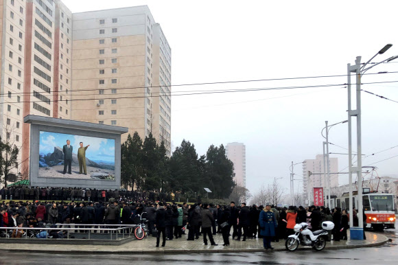 북한 주민들이 17일(현지시간) 김정일 국방위원장의 사망 8주기를 맞아 모여서 기념하고 있다. 타스 연합뉴스