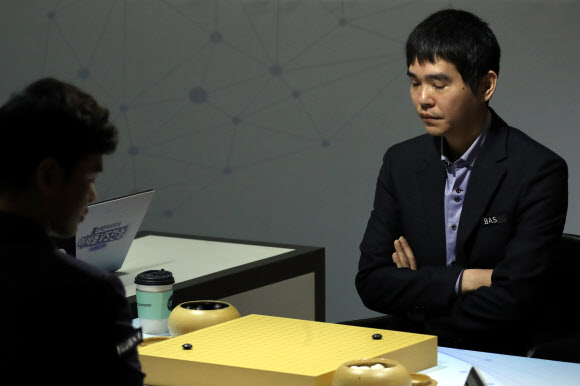 흑돌 2점, ‘치수고치기’