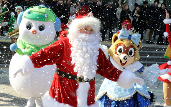 서울역에서 깜짝 공연 펼치는 롯데월드 공연단