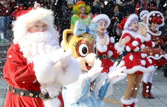 깜짝 공연 펼치는 롯데월드 공연단