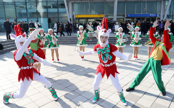 서울역에서 펼쳐진 크리스마스 축제 공연