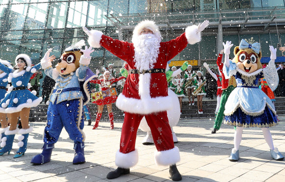 깜짝 공연으로 즐기는 화이트 크리스마스