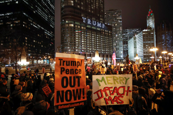 도널드 트럼프 미국 대통령에 대한 하원 탄핵소추안 표결을 하루 앞둔 17일(현지시간) 미국 일리노이주 시카고에서 탄핵을 지지하는 시위대가 시위를 벌이고 있다. 로이터 연합뉴스