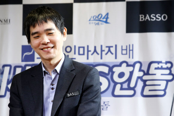 이세돌, AI 한돌에 92수만에 불계승 ‘미소’