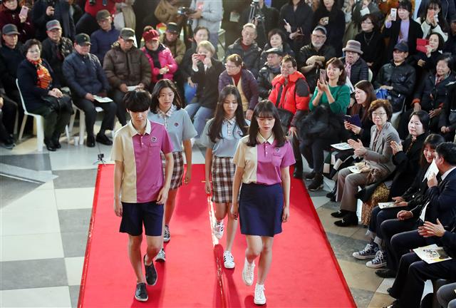 학생들이 선보이는 착한교복