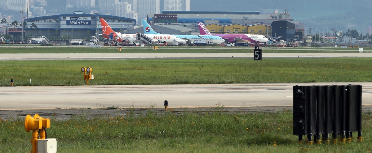 김해국제공항 활주로와 계류장  연합뉴스