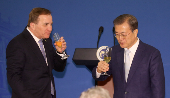문재인 대통령이 18일 오후 청와대 영빈관에서 스테판 뢰벤 스웨덴 총리와 공식 만찬에 앞서 건배하고 있다. 도준석 기자 pado@seoul.co.kr