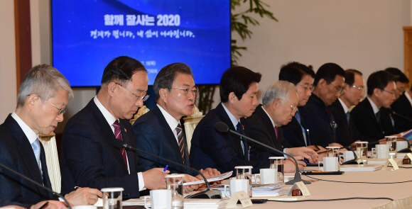 문재인 대통령이 19일 청와대에서 열린 확대경제장관회의에서 발언하고 있다. 2019. 12.19 도준석 기자pado@seoul.co.kr