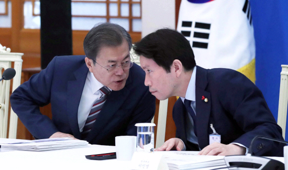 문재인 대통령이 19일 청와대에서 열린 확대경제장관회의에서 모두발언을 마친뒤 이인영 더불어민주당 원내대표와 이야기를 나누고 있다. 2019. 12.19 도준석 기자pado@seoul.co.kr