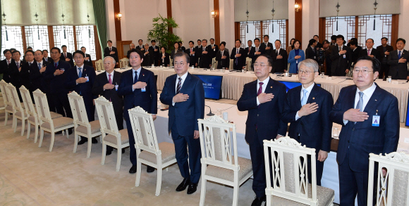 문재인 대통령이 19일 청와대에서 열린 확대경제장관회의에서 참석자들과 국기에 대한 격례를 하고 있다. 2019. 12.19 도준석 기자pado@seoul.co.kr