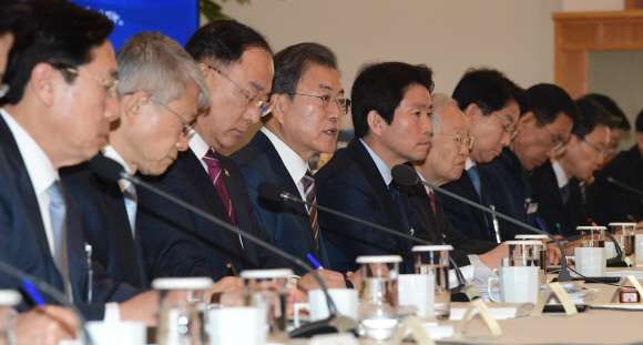 문재인 대통령이 19일 청와대에서 열린 확대경제장관회의에서 발언하고 있다. 2019. 12.19 도준석 기자pado@seoul.co.kr