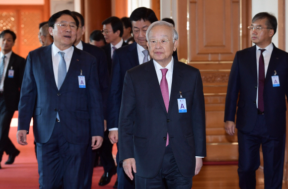 손경식 한국경영자총협회장과 김기문 중소기업중앙회장이 19일 청와대에서 열린 확대경제장관회의에 참석하고 있다. 2019. 12.19 도준석 기자pado@seoul.co.kr