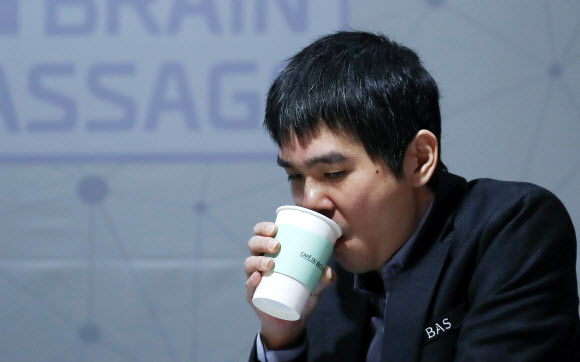 커피 마시는 이세돌 9단