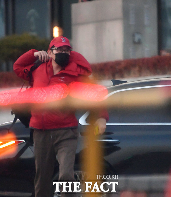 18일 오후 6시 15분쯤 수서역에 도착한 이재용 부회장이 답답한 양복을 벗고, 빨간 색 모자와 패딩점퍼 등 한결 편안해 보이는 아웃도어 차림을 한 채 역 안으로 발걸음을 옮기고 있다. 사진=THE FACT