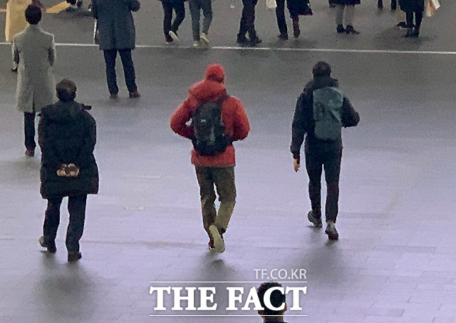 수서역에서 부산행 SRT를 타기 위해 이동하는 이재용 부회장. 사진=THE FACT