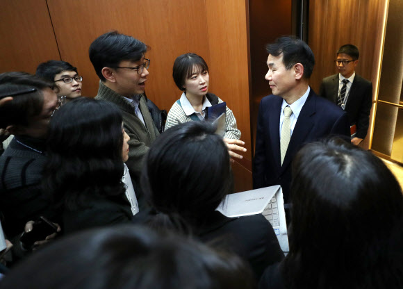 질문 받는 정은보 대사