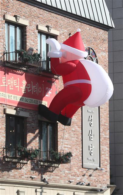 눈길 끄는 산타풍선