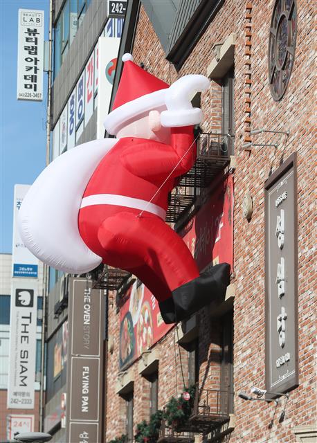 대전 성심당 빵집 ‘눈길 끄는 산타풍선’