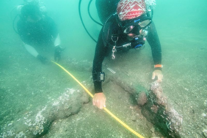 해양생물학자들이 멕시코 베라크루즈 항구 앞바다 해저에서 500년 전 에르난 코르테스가 침몰시킨 것으로 추정되는 배의 닻 크기를 측정하고 있다. 베라크루스 로이터
