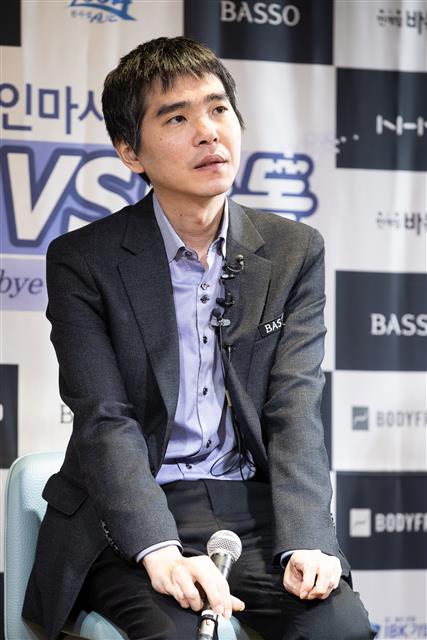 초반 실수 자책하는 이세돌