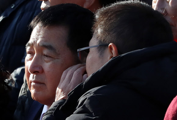 황교안-심재철 귀엣말