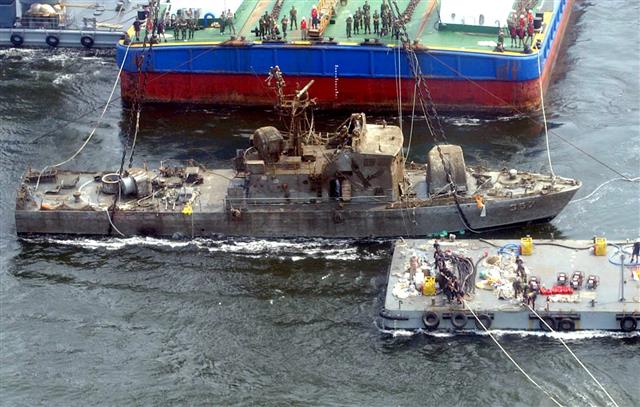 2002년 6월 29일 제2연평해전으로 침몰된 참수리 고속정 357호정이 같은 해 8월 21일 해저에서 인양돼 옮겨지고 있다. 사진공동취재단