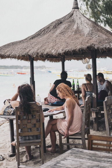 예능 프로그램 ‘윤식당’을 통해 한국인에게 널리 알려진 길리섬은 푸른 하늘과 산호초가 부서져 만들어진 눈부신 해변으로 여행자의 천국과도 같은 곳이다. 해변을 따라 줄지어 선 카페에서 즐기는 맥주 한잔의 여유 또한 휴양지에서 누릴 수 있는 호사 중 하나다.