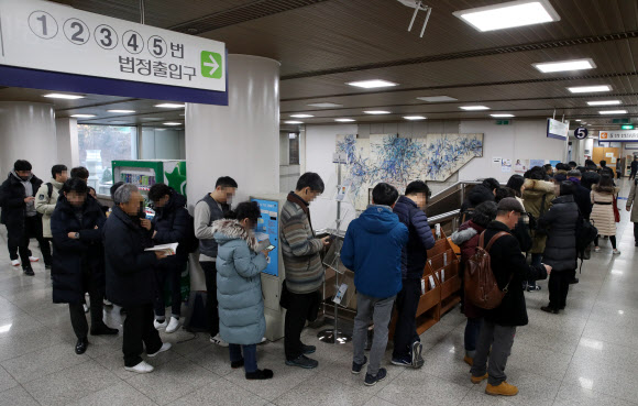 정경심 공판준비기일에 쏠린 관심  조국 전 법무부 장관 부인 정경심 동양대 교수의 4차 공판준비기일이 19일 서울중앙지법에서 열렸다. 사진은 시민들이 방청을 위해 법정 출입구 앞에 길게 줄지어 선 모습.<br>연합뉴스