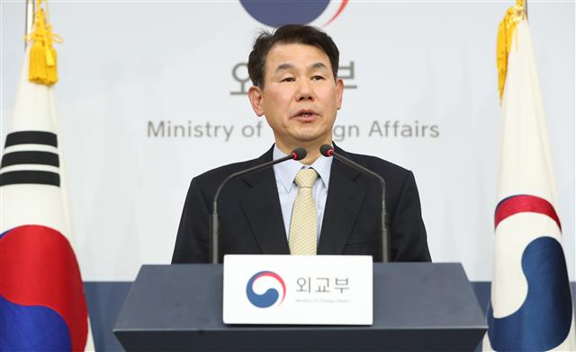 정은보 방위비분담협상 대사가 19일 서울 도렴동 외교부청사에서 브리핑을 열고 해외 주둔 미군 경비 분담에 대한 ‘수용 불가’ 입장을 밝히고 있다. 뉴스1
