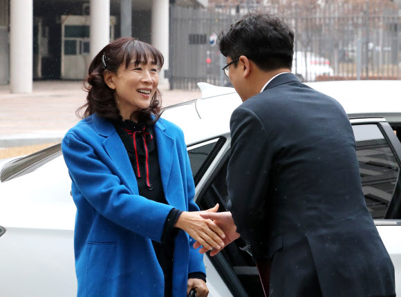 첫 출근하는 최윤희 2차관