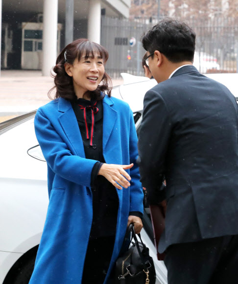 첫 출근하는 최윤희 2차관