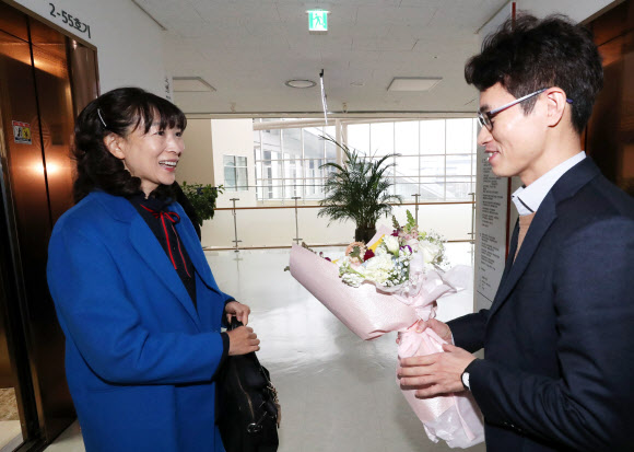 꽃다발 받는 최윤희 2차관