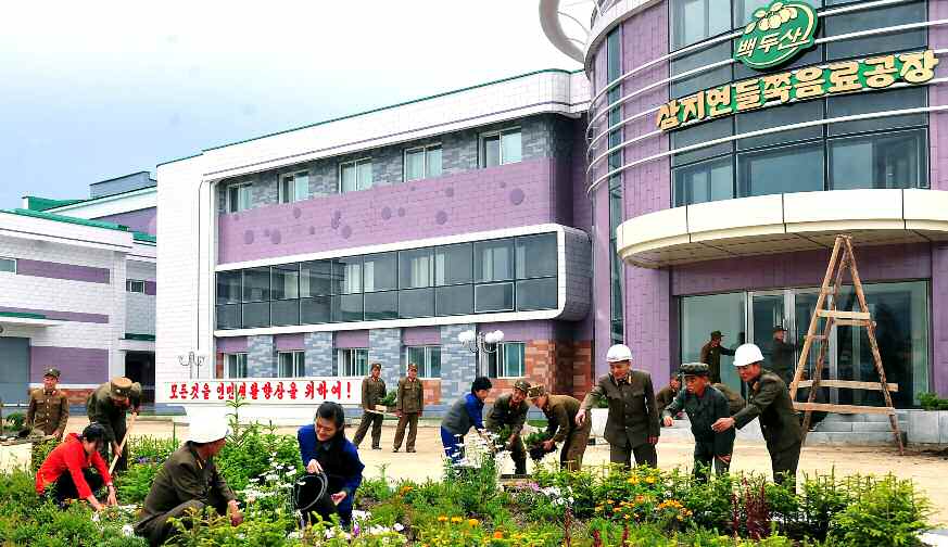 北 노동신문, 삼지연 건설자들에 “사회주의 이상향 일떠세워”