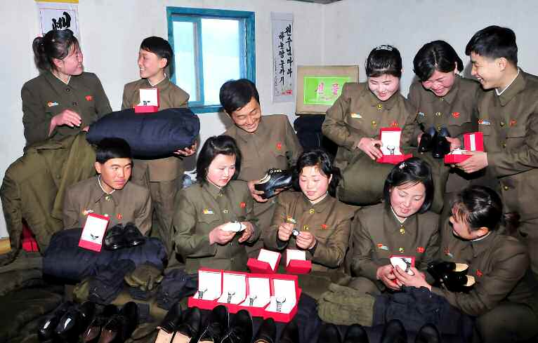 北, 삼지연시 건설자들 모습 공개하며 “미더운 모습”