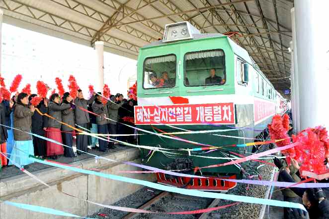 北, 삼지연 철길 개통열차 사진 공개…“자력갱생의 위력”