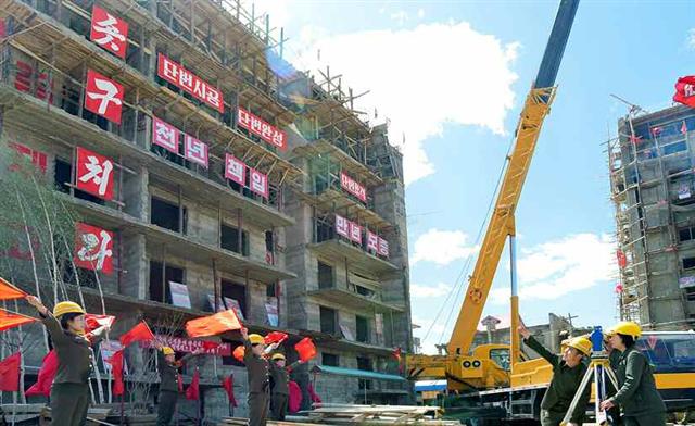 北 노동신문, 삼지연 건설자들에 “기적 창조한 위대한 인민”